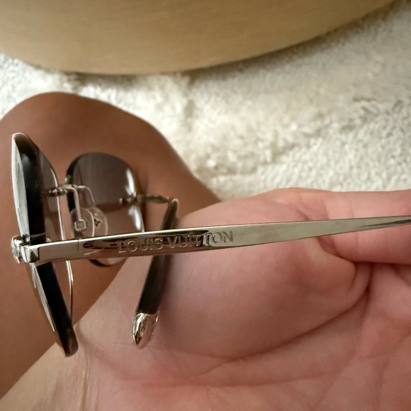 Louis Vuitton Lily sunglasses in silver and gray rimless - Picture 5 of 8